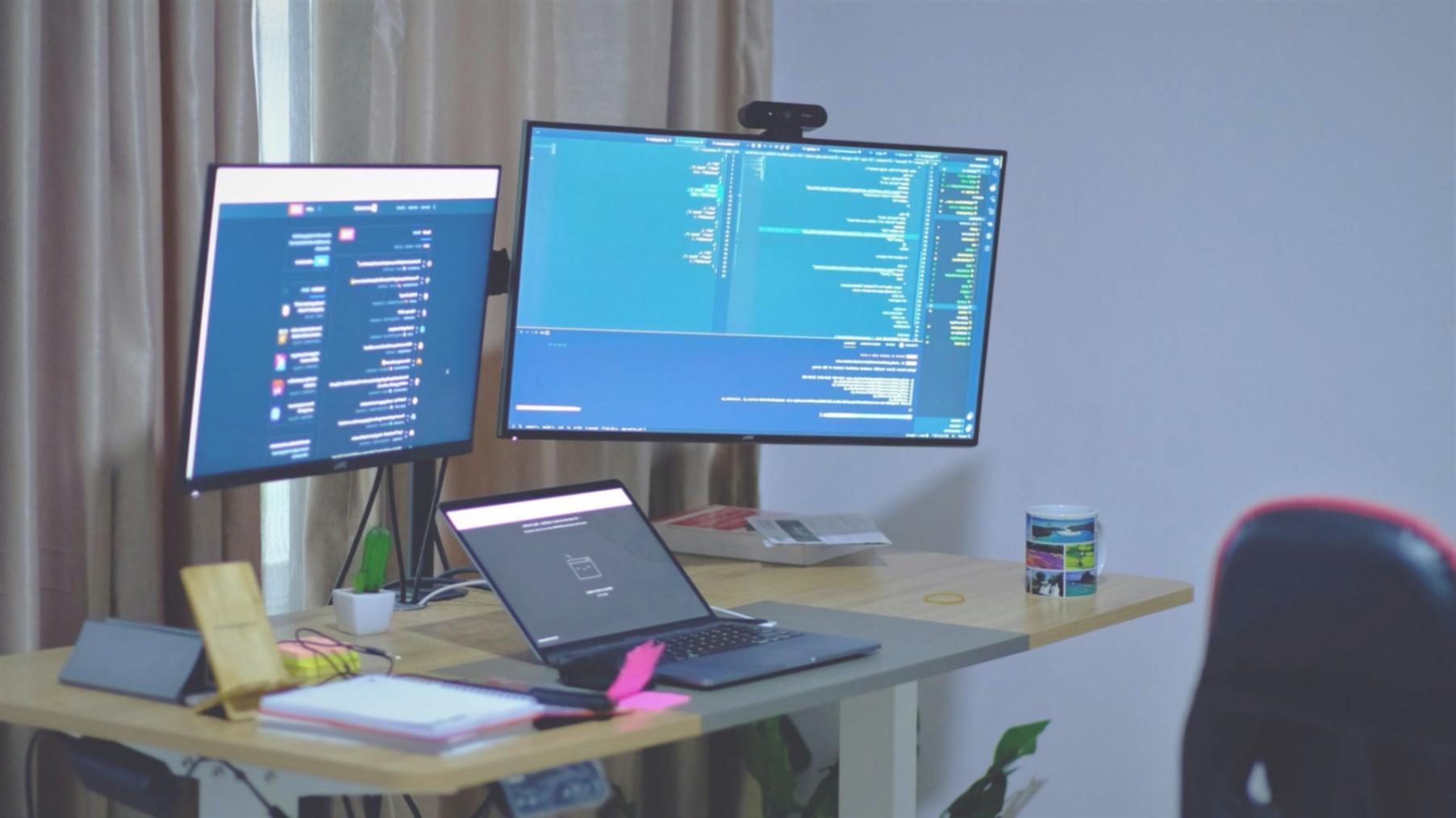 Espacio de trabajo con documentos financieros y análisis de datos para startups